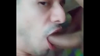 Le chupo la pija a mi vecino