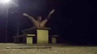 Nu une nuit d'hiver sur une aire de repos d'autoroute de montagne