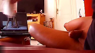 Branlette devant xvidéos avec une bonne éjaculation