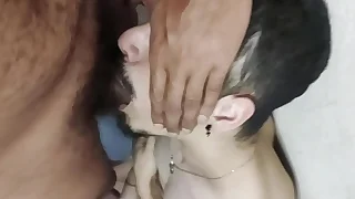 Eu coloquei meu amigo para engolir meu pau e  não aguentou e acabou sentando