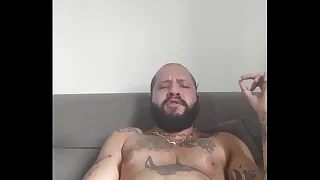 Tarde hardly ever sofá relaxando