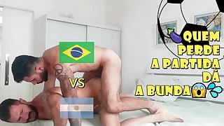 Brasileiro fode argentino na câmera amador para ganhar o jogo - sua gozada na boca - com alex barcelona & cassiofarias