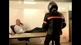 Rola pesada para o motoqueiro mijão - kurt rogers e ross hurston