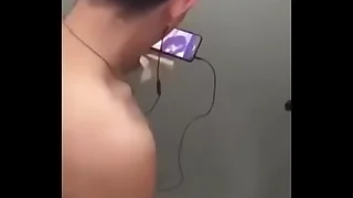 Pego no flagra batendo punheta