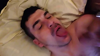 Sacha recoit du sperme dans sa petite bouche