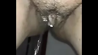 Bebendo xixi de uma amiga de funil