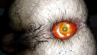 Enfiando um tomate enorme no meu cuzinho peludo