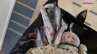 Crossdresser in schwarzen strümpfen und kleid  mit abgebundenen schwanz