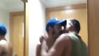 Conheci um cara dotado no aplicativo e fui da meu cu para ele na escada knock off hotel e de lá ele me levou para o quarto e eu dei para ele e o marido dele