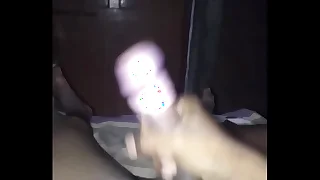 छोटे लड़के ने पानी नीकाला