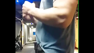 Sem cueca na academia, exibindo o pau grande