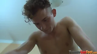 Kinky hunk kissing dudes feet