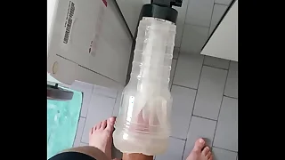 Ragazzo gay scopa la sua flashlight fino a venire