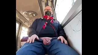 Je montre ma nosh percée dans le métro parisien