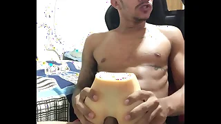 Lipe gonzalez - comendo o cuzinho de silicone e gozando gostoso