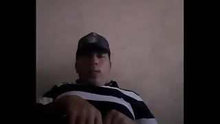 Sacando la verga de su boxer