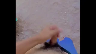Me masturbo en la playa