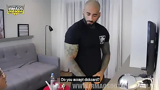 Dotado pagando serviço com rola