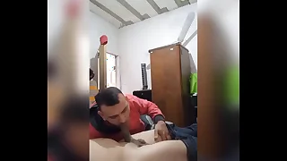 Con el de traje me tómo su leche