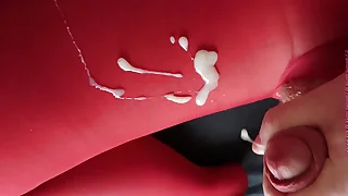 Nylonjunge wichst in der roten strumpfhose