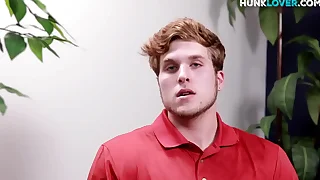 Muscular amateur strokes his gumshoe for jizz on belly during solo performance