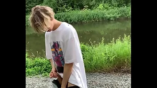 милый мальчик дрочит в лесу у озера