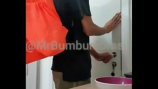 Recebendo o entregador usando fio dental ( completo no red ou subscrição)