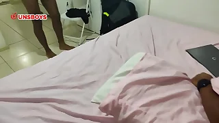 Jogador de futebol foi só tomar um banho na casa knock off prim.., mas acabou comendo o cú desse sarado tatuado que usa calcinha  l assista completo no red