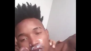 Brasileiro  fazendo um boquete delicioso até o mano gozar