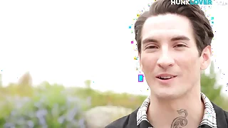 Sinewy tattoo amateur jerking his hairy shaft in the air toute seule