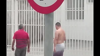 Parrudo andando sem cueca na rua