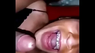 Travesti lima tragando semen